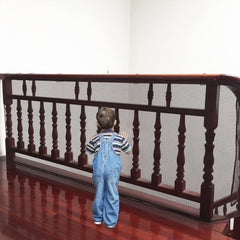 Adsoner balcony installation step shows tie rope method securing the net.