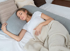 AngQi gray side-sleeping image demonstrates stable hip and shoulder alignment.