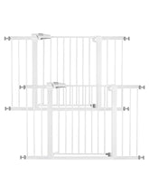 BABELIO baby gate walk-through door demonstrates one-handed operation for busy parents.