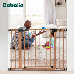 BABELIO MomGate pressure-mount installation demonstrates tool-free setup