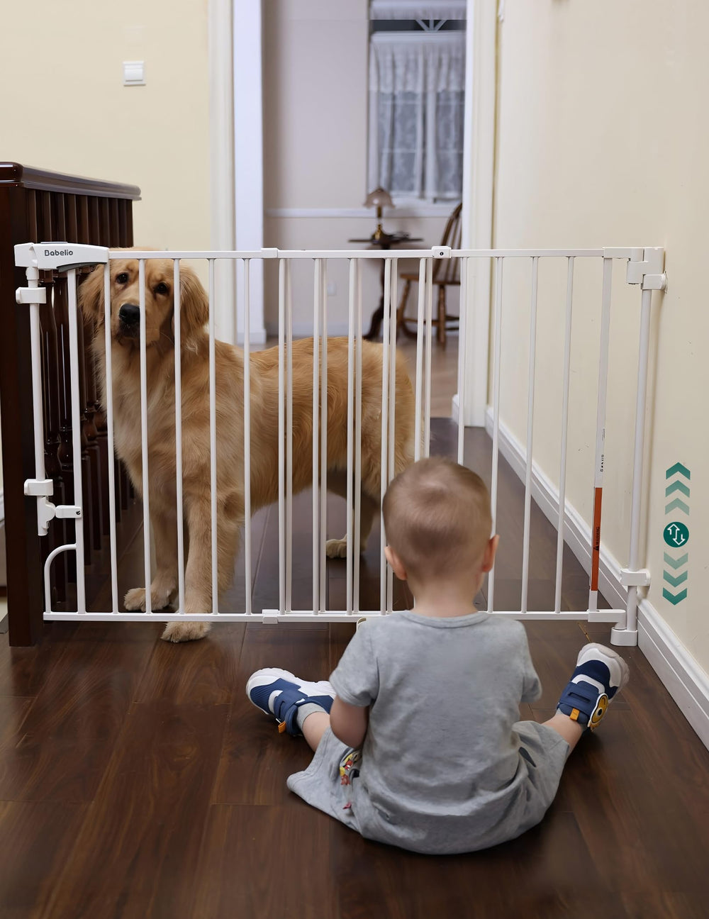 BABELIO no bottom bar gate assembly shows sturdy hardware mounting for stairs