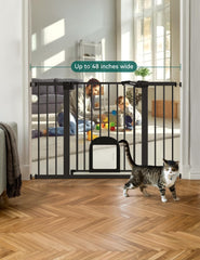 BABELIO staircase installation image shows sturdy gate secured to stairs.
