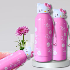 Baby In Love Basket Hello Kitty pink insulated bottle close-up demonstrates 6-12h heat preservation.