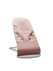 BabyBjörn Bouncer Bliss Dusty Pink front view—battery-free rocking supports early balance.