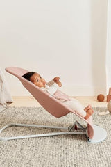 BabyBjörn Bouncer Bliss dusty pink rocking motion supports baby's natural movement.