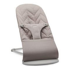 BabyBjörn Bouncer Bliss side view in sand gray fabric for close-by supervision