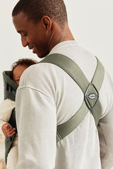 BabyBjörn Mini woven dark green adjustable shoulder straps ensure comfortable daily use.