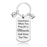 Baipilu Twin Mom Keychain close-up in silver showcases durable engraving for twins celebration.
