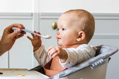 BEABA ergonomic spoon handle helps caregivers feed comfortably from various angles.