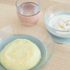 Beaba suction pad on table illustrating stable dining surface for toddlers.