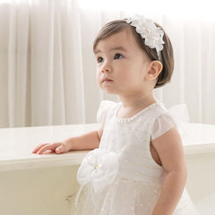 Bethynas adjustable headband grows with baby from 3 to 18 months.