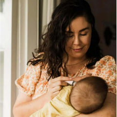 BIJIELAODIAO Velaria Teething Roller application image demonstrates easy roll-on use for parents