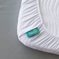 Biloban ultra-soft 100% cotton bassinet sheet enhances baby comfort and breathability.