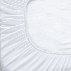 Elastic-band edge on Biloban sheets secures a flat fit.