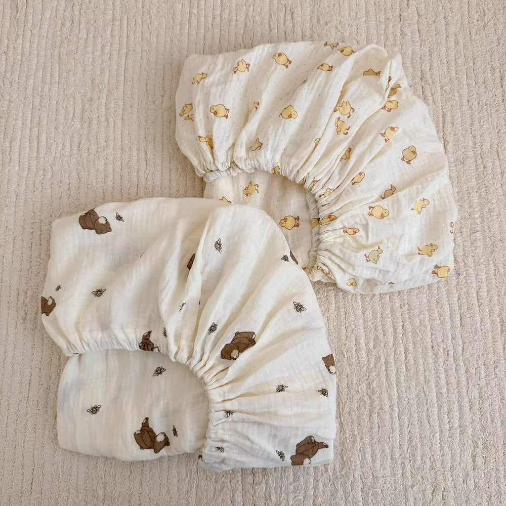 BuLuTu bear-print muslin crib sheet, soft and breathable for cozy sleep.