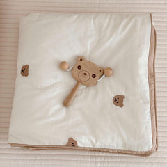 BuLuTu bears quilt on toddler bed demonstrates lightweight ease for bedtime routines.
