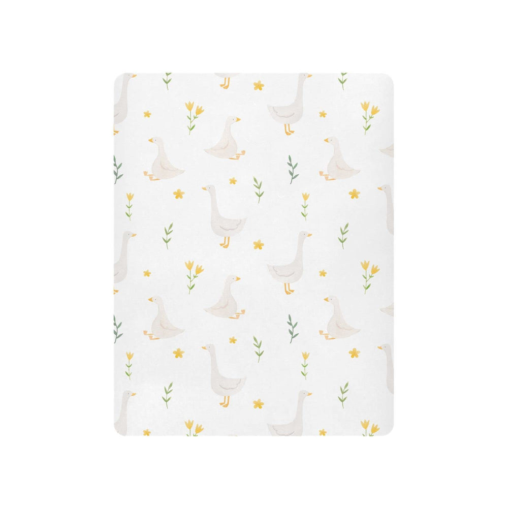 Burbuja Goose Bird Twig crib sheet shows soft texture for baby comfort