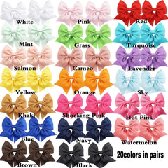 Celllot alligator clip demonstrates strong hair grip in action.