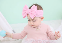 Cinaci headband elastic structure demonstrates secure fit for infants and toddlers.