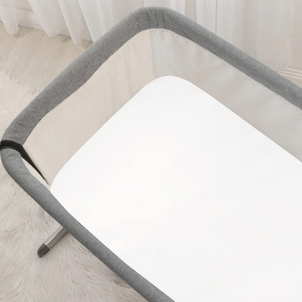 Cozysilk cradle sheet in white with silky texture and hair-friendly protection for delicate baby hair