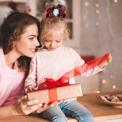 DIUEWOW Christmas hair bow alligator clip provides durable grip for long wear.
