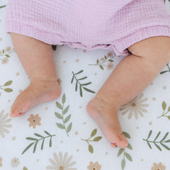 Dreamology crib sheets closeup-soft-04 shows breathable jersey cotton for baby comfort