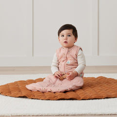ergoPouch arms-out design top-fit promotes secure movement during swaddle-to-sleep transition