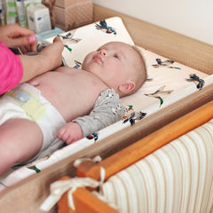 FIGEPO Universal-fit elastic edge demonstrates quick secure installation on crib mattresses