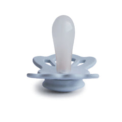 FRIGG Lucky symmetrical design helps correct mouth fit for growing babies.