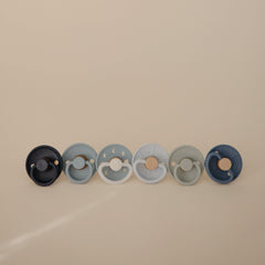 FRIGG pacifier with safety handle and air holes for easy grip and ventilation