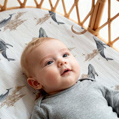 Gllquen Baby Muslin Bassinet Sheets elastic band closeup shows snug fit