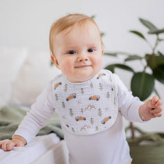 GLLQUEN BABY bib front-flap coverage protects chest during feeding and teething.
