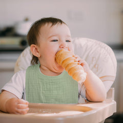 GLLQUEN BABY muslin bib texture closeup highlights soft cotton for sensitive skin.