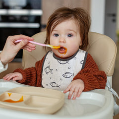 GLLQUEN BABY muslin drool bib folded display highlighting adjustable snaps for growth.