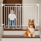 GROWNSY baby gate on stairs showing no bottom bar for smooth passage