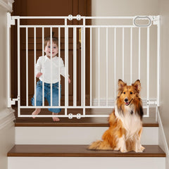 GROWNSY baby gate on stairs showing no bottom bar for smooth passage