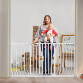 GROWNSY Mom's Choice baby gate demonstrates pressure-mounted setup for quick, wall-safe installation.
