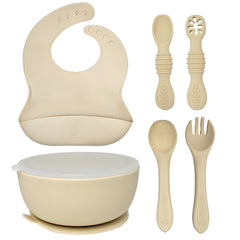 HippoBaby suction bowl with lid on tray enables spill-free meals.