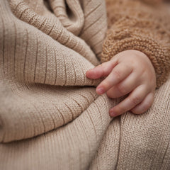 Huxie knitted baby blanket newborn swaddle demonstrates gentle warmth.