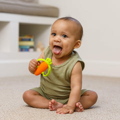 Infantino Lil’ Nibbles carrot side grip helps tiny hands learn self-soothing.