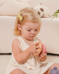 Jollybows solid-color bow clip highlights versatile matching across outfits.