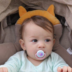 KAKIBLIN baby neck pillow in car seat demonstrates travel-friendly support.