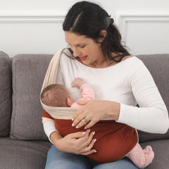 Kloovete baby wrap bonding moment emphasizes parent–infant closeness during feeds and cuddles.