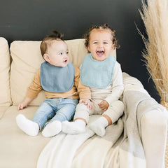 Konssy bib polyester-back highlights absorbent backing to help keep outfits dry