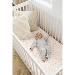 Konssy crib sheet with 360-degree elastic stays snug on standard crib mattress.
