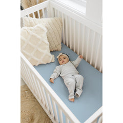 Konssy muslin crib sheets 2pc elastic fit demonstrates snug, secure mattress coverage.