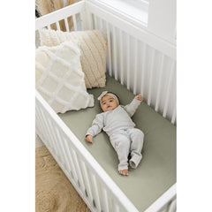Konssy muslin crib sheets showing 360-degree elastic snug fit on mattress edge.