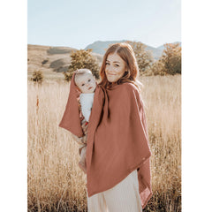 Konssy Muslin Nursing Cover model nursing demonstrates full coverage in public.