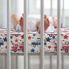 Versatile unisex print on KuphiL10C baby sheets enhances nursery decor