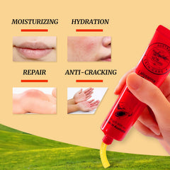 larosanna Papaw Ointment texture close-up highlights smooth, noncomedogenic feel for dry skin.